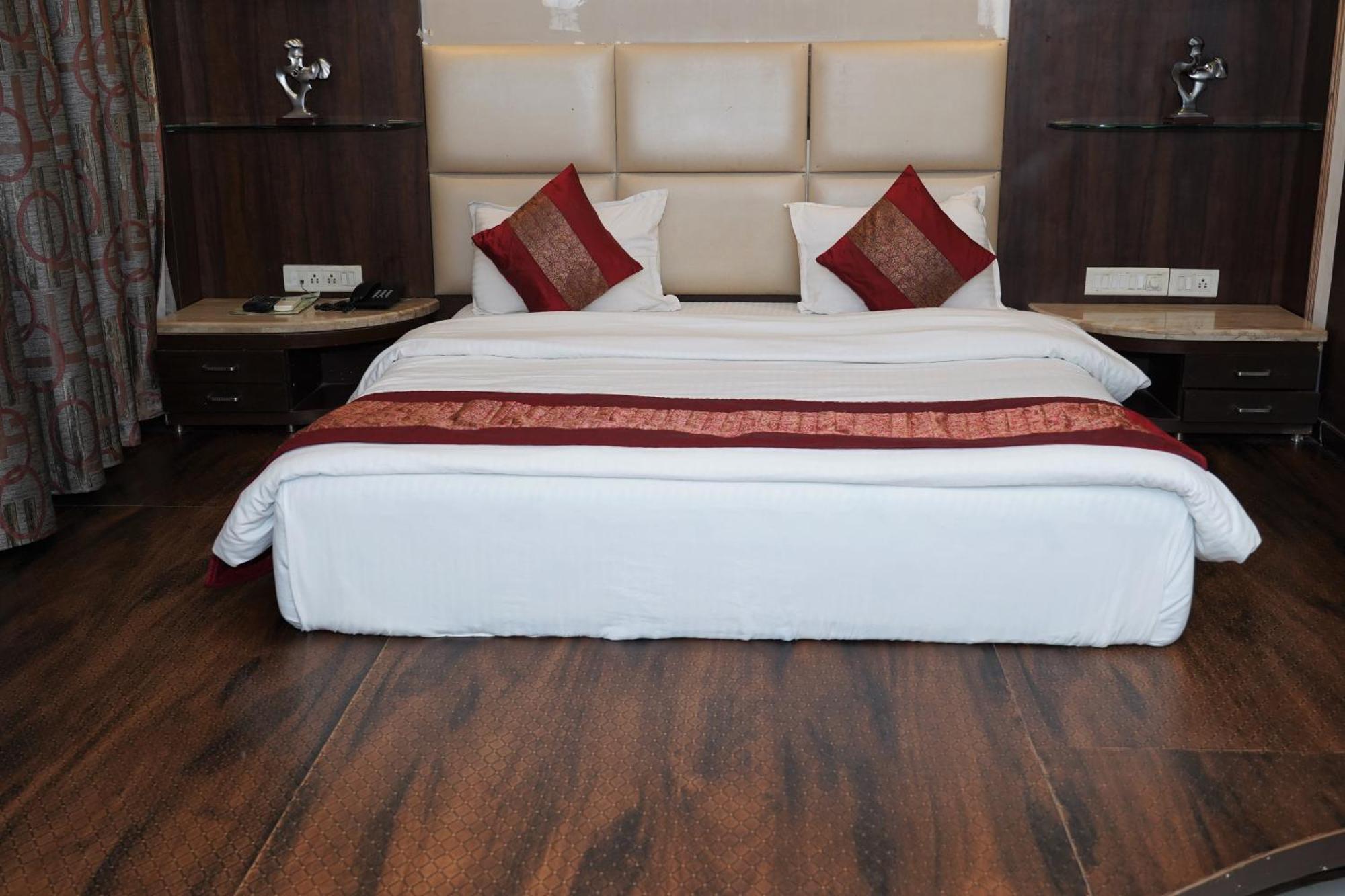 Marshall The Grand Hotel Ahmedabad Extérieur photo